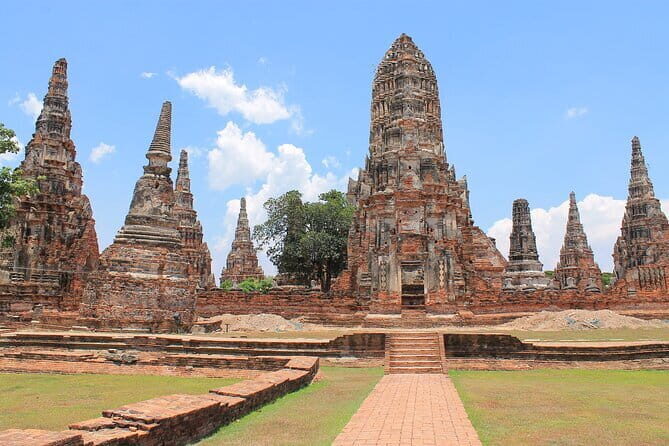 Maeklong Railway and Damnoen Saduak Floating Market Tour - The Sum Up