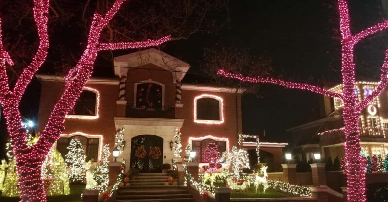 Magnificent Christmas Lights Tour of Dyker Heights Brooklyn - Key Points