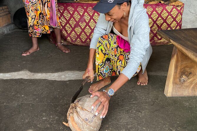 Make Traditional Bali Coconut Oil with a Balinese Family - An Introduction to This Balinese Workshop