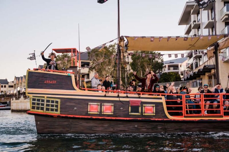 Mandurah: 1.5 Hour Sundowner Cruise - The Crew and Guide