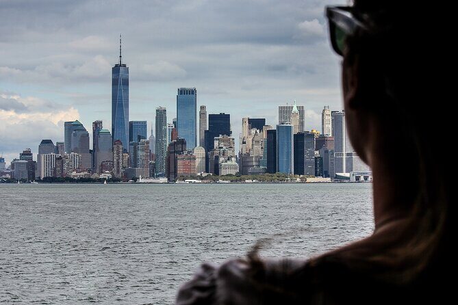 Manhattan Skyline and Statue Night Cruise - Onboard Experience: Comfort and Commentary
