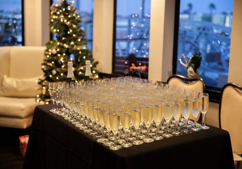 Marina Del Rey: Christmas Day Buffet Brunch or Dinner Cruise - Key Points