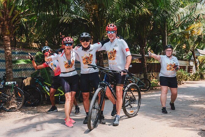 Mekong Delta 4 Days Cycling Trip-Off the Beaten Track - Day 4: The Floating Market and Return to Ho Chi Minh City