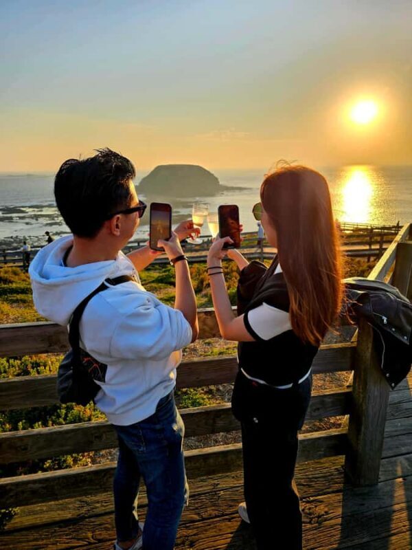 Melbourne: Boutique Phillip Island Wine, Dine & Penguin Tour - Phillip Island Winery: Wine, Grazing & Scenic Lunch