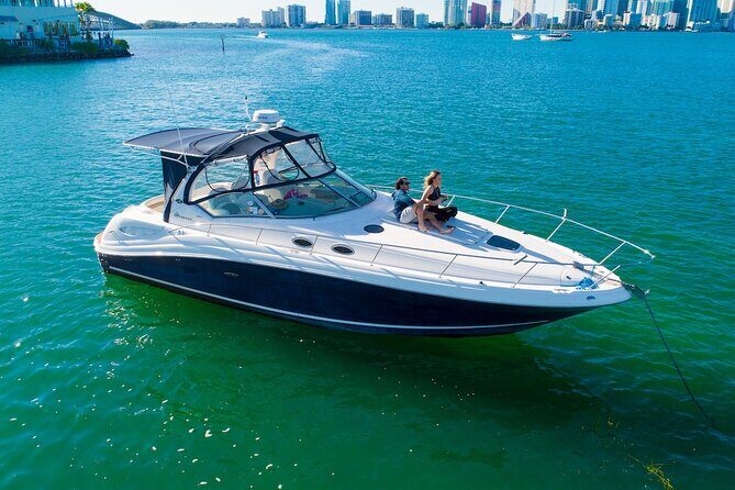 Miami Private Yacht Rental 2 to 4 hours for 12 ppl, Champagne - Key Points