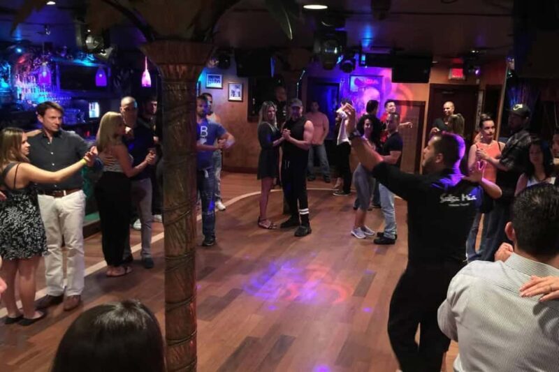 Miami: Salsa Night and Mojitos at Mango's Tropical Cafe - Atmosphere and Audience
