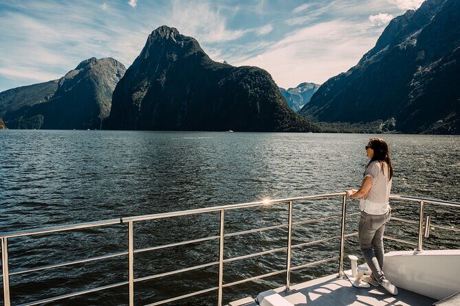Milford Sound Luxury Lunch Cruise onboard The Fiordland Jewel - Setting the Scene: Milford Sound and Its Attractions