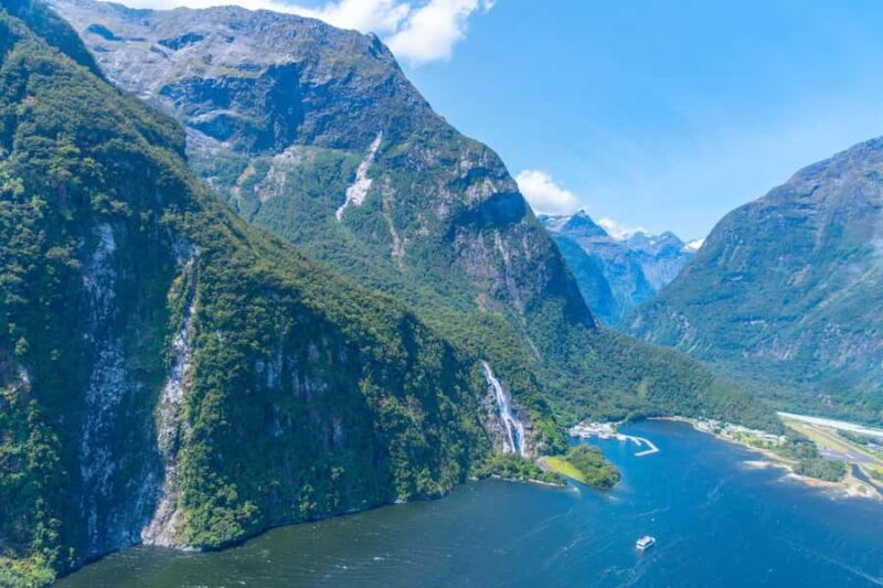Milford Sound & West Coast Beach Helicopter Tour | 75 mins - Key Points