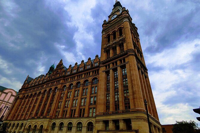 Milwaukee Scavenger Hunt Walking Tour and Game - Key Points