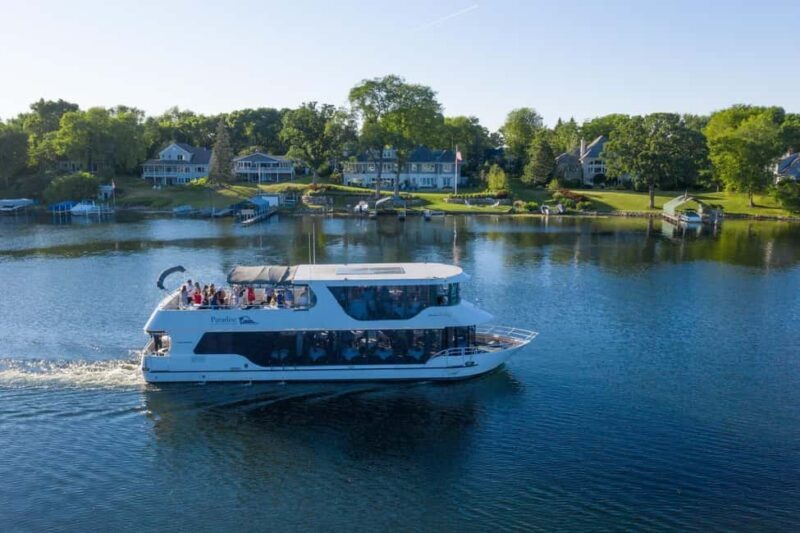 Minneapolis: Lake Minnetonka Boat Cruise with Narration - An Overview of the Experience