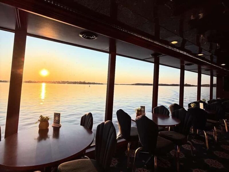 Minneapolis: Lake Minnetonka Boat Cruise with Narration - What Critics Say