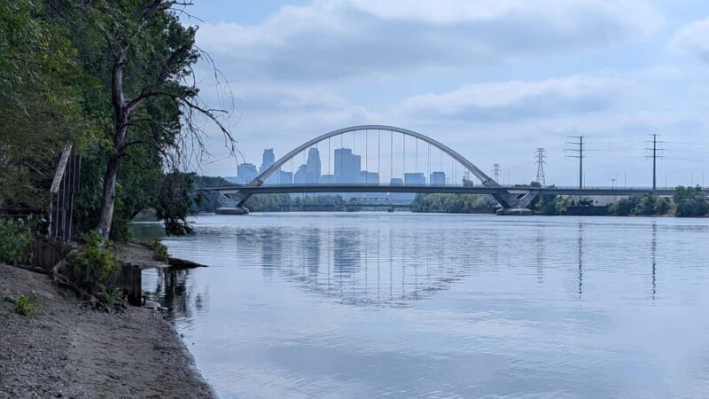 Minneapolis: Past and Present Walking Tour - A Practical Introduction to Minneapolis Through Walking