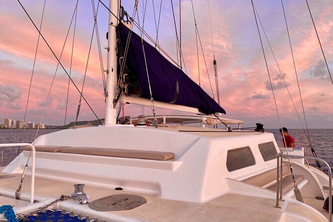 Moanas Sunset Cocktail Sail Along Oahu's Waikiki Coast - An Engaging Look at a Waikiki Sunset Cruise