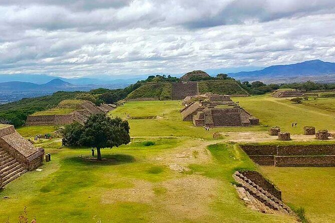 Montealban Tour - San Bartolo Coyotepec: Black Clay Art