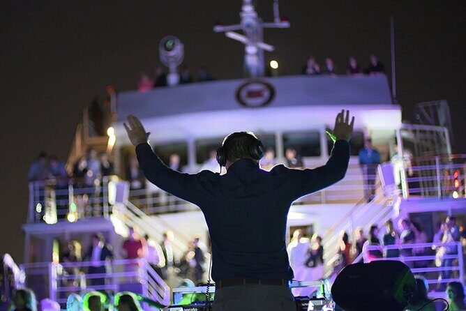 Montreal: Evening cruise with DJ - A Thorough Look at the Experience
