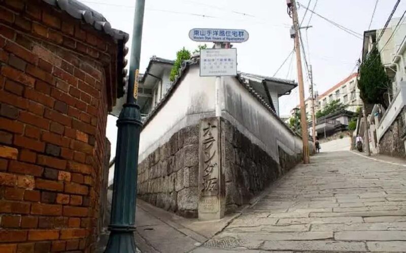 Nagasaki: Dejima and Dutch Slope Guided Walking Tour - The Walk to Dutch Slope: A Glimpse into Foreign Life