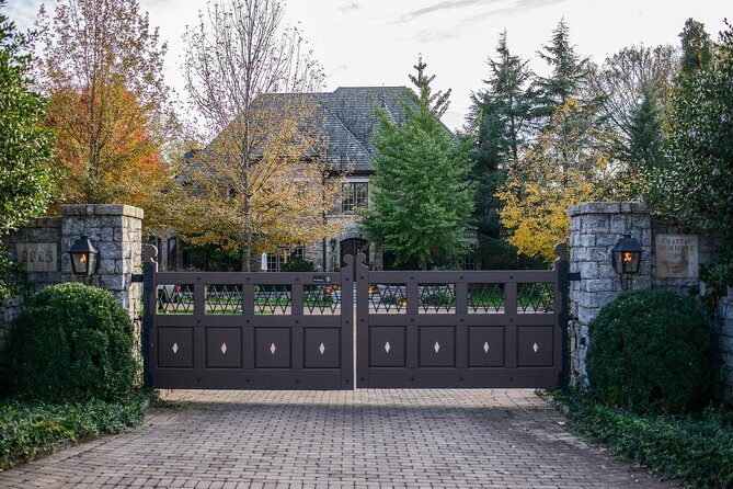 Nashville "Homes Of The Stars" Narrated Bus Tour with 30+ Celebrity Homes - The Sum Up