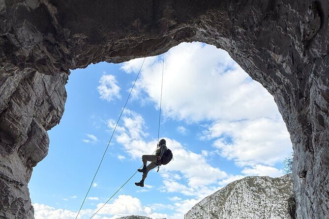 Nest of the Aguiluchos with 3 abseils and certified guides - Key Points
