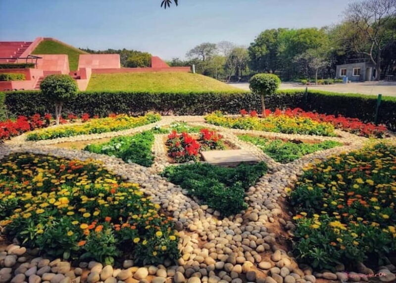 New Delhi: Lotus Temple Private Tour with Skip-the-Line - Exploring the Iconic Lotus Temple