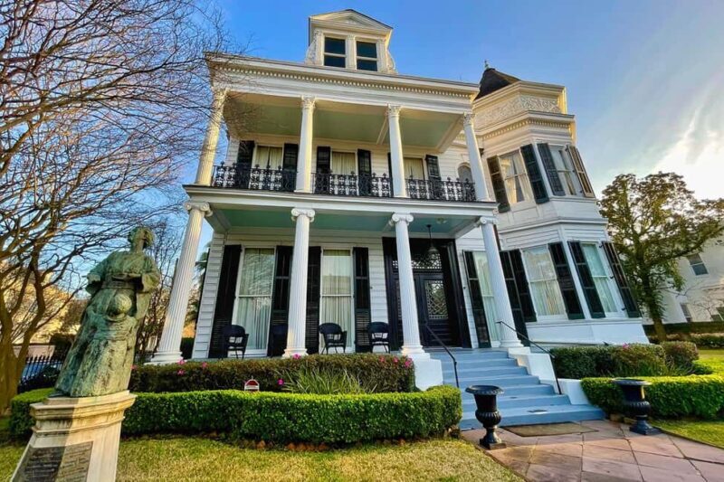 New Orleans: City & Cemetery Tour + Garden District Stroll - Key Points