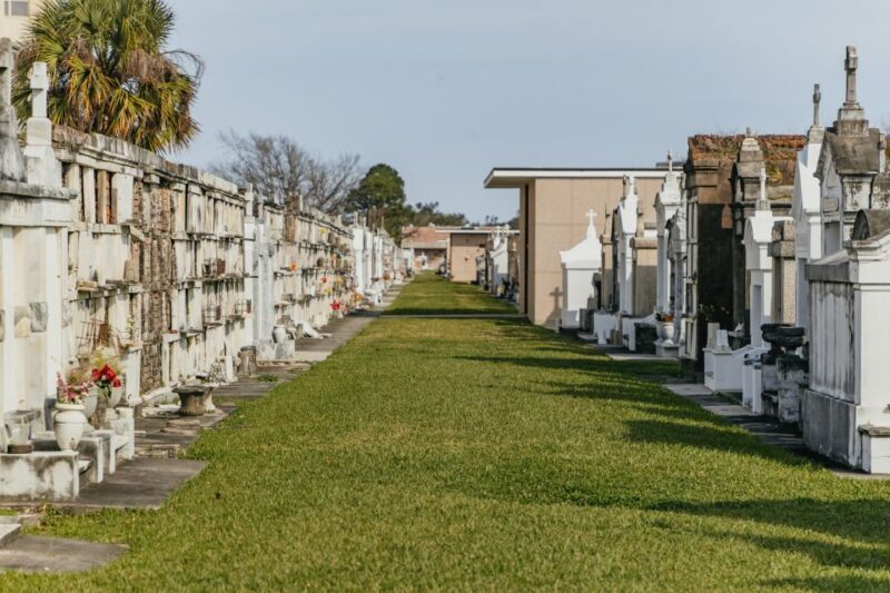 New Orleans: City & Cemetery Tour + Garden District Stroll - Traveling Along Lake Pontchartrain