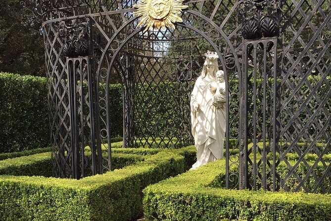 New Orleans Homes of the Rich and Famous Tour of the Garden District - Does It Offer Good Value?