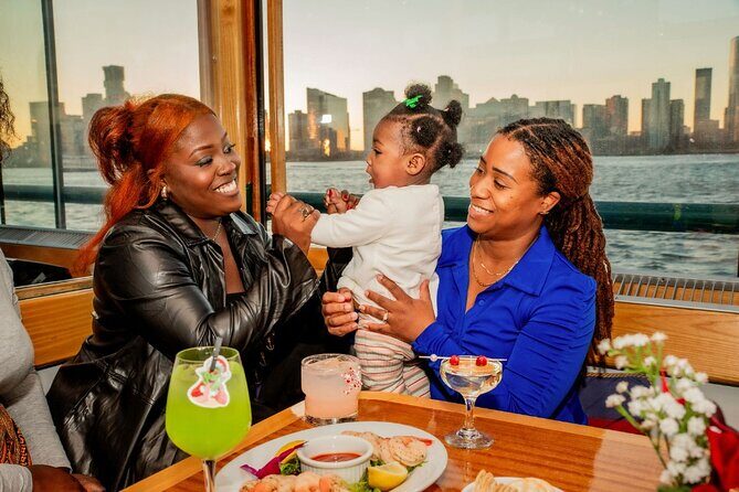 New York City Christmas Holiday Statue and Skyline Cocoa Cruise - An In-Depth Look at the Experience