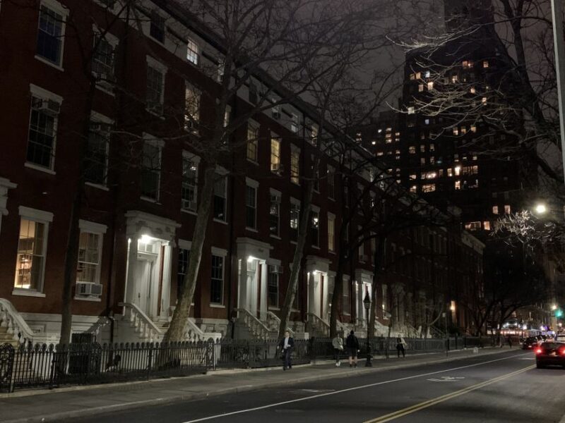 New York City: Gangsters and Ghosts 2-Hour Walking Tour - Guides and Their Stories