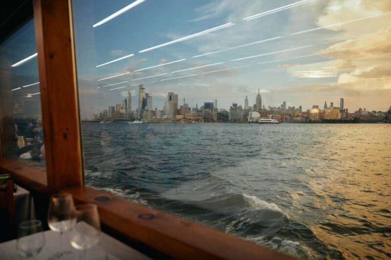 New York City: Gourmet Dinner Cruise with Live Music - Live Music and Entertainment