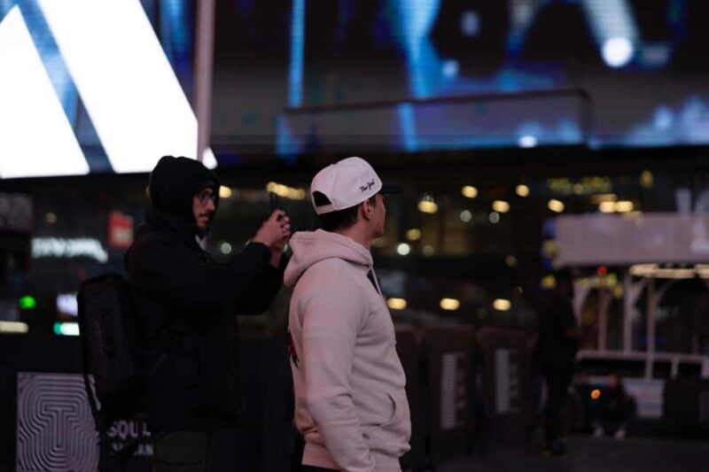 New York: Times Square Evening Walking Tour with Hot Dog - Key Points