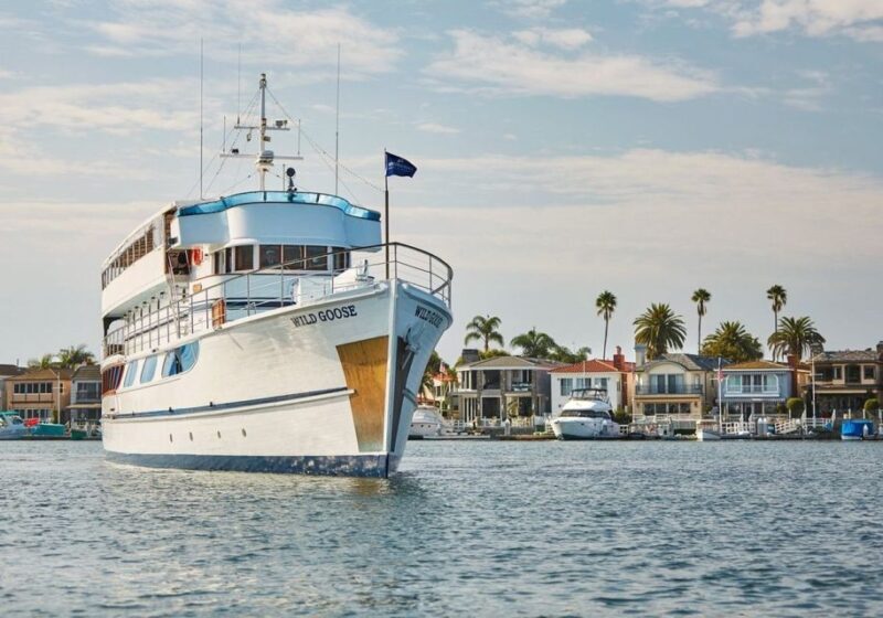 Newport Beach: Christmas Day Buffet Brunch or Dinner Cruise - Drinks and Festive Cheer