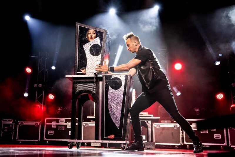 Niagara Falls, USA: Magic Theatre - Illusionist Leon Etienne - An Intimate Night of Illusions