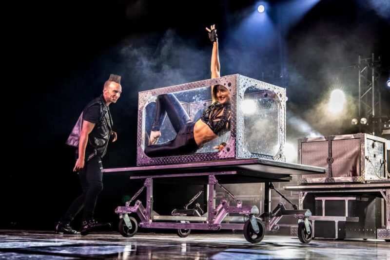 Niagara Falls, USA: Magic Theatre - Illusionist Leon Etienne - The Venue and Experience