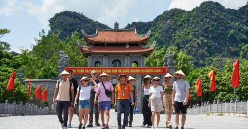 Ninh Binh tours: Hoa Lu - Tam Coc - Cycling 1 day - Transportation and Group Size