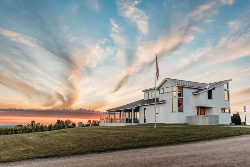 NON BUS Traverse City Leelanau Peninsula Sunset Wine Tour - The Itinerary and Experience