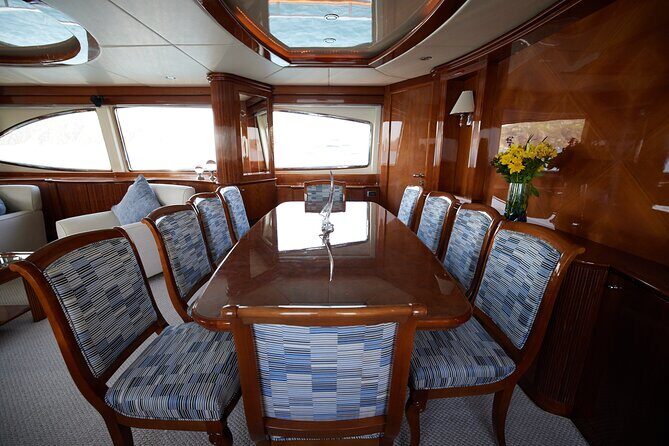 Number Juan 100ft Yacht Azimut Rental - FAQ