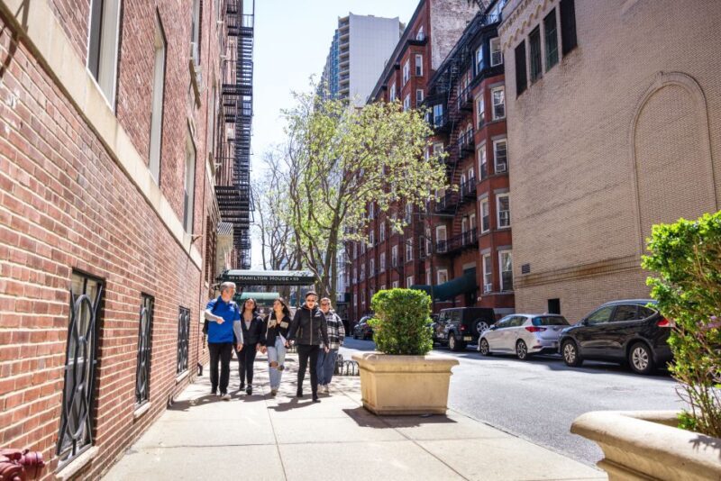 NYC: Brooklyn Heights and DUMBO Neighborhood Food Tour - Crossing the Brooklyn Bridge: An Iconic Moment