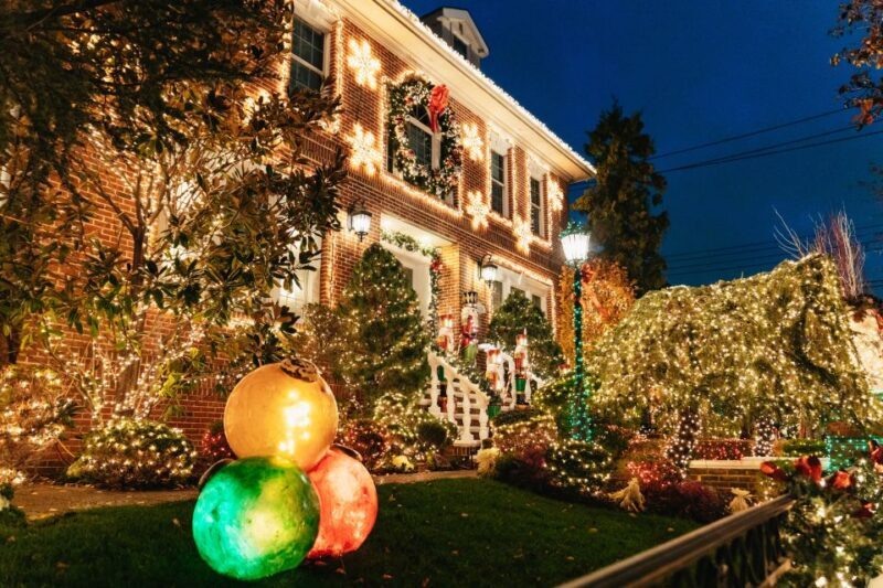 NYC: Dyker Heights Christmas Lights & Skyline View Bus Tour - Key Points