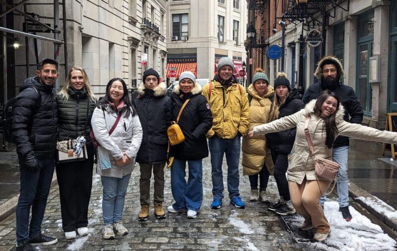 NYC: Eat 4 New York Foods & See 30 Sights Walking Tour - Key Points