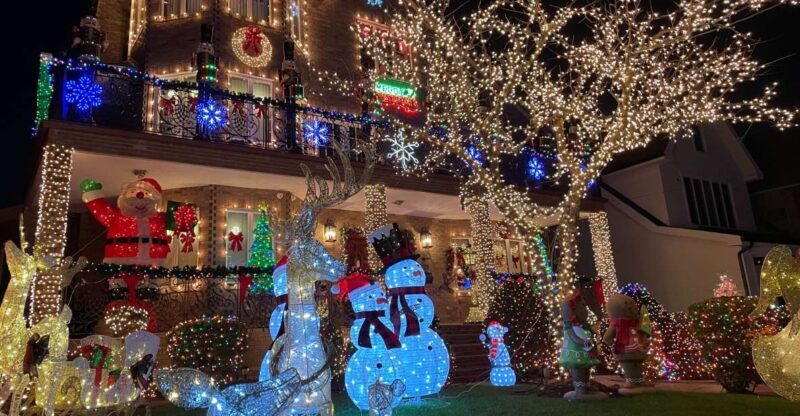 NYC | French guided tour of Christmas in Brooklyn - Exploring Dyker Heights: The Christmas Extravaganza