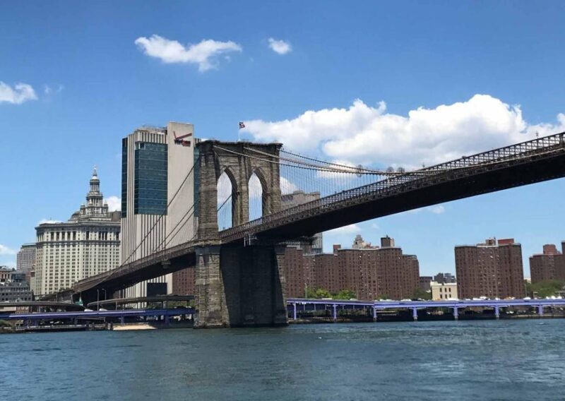 NYC | French guided tour Superheroes Midtown & Brooklyn - A Walk Through Midtown Manhattan: The Heart of Gotham