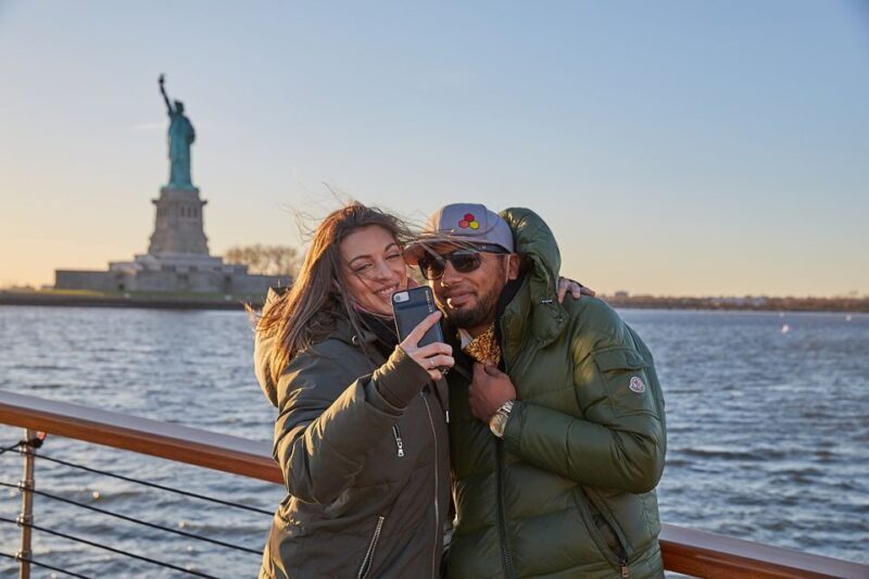 NYC: Holiday Yacht Cruise with Jazz, Cocoa & Carols - Practical Tips for Attending