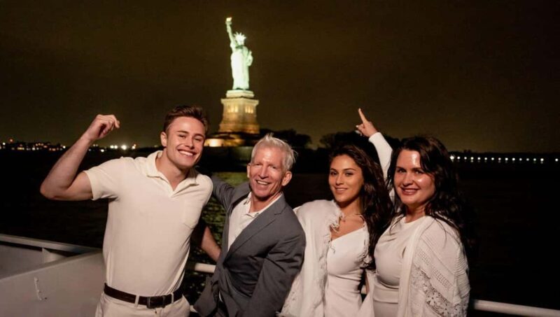 NYC: Manhattan Skyline Dining Cruise - The Experience in Detail