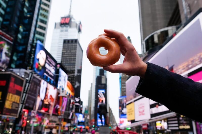 NYC: Midtown Holiday Donut and Hot Chocolate Adventure - Key Points