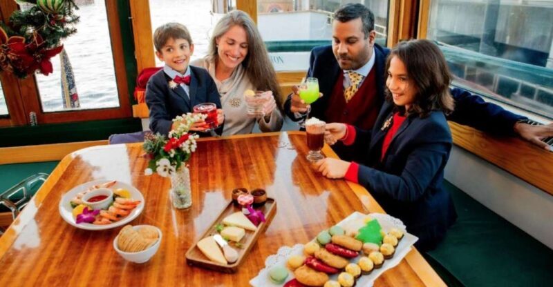 NYC: Sightseeing Holiday Cruise with Drink - An In-Depth Look at the Holiday Waterway
