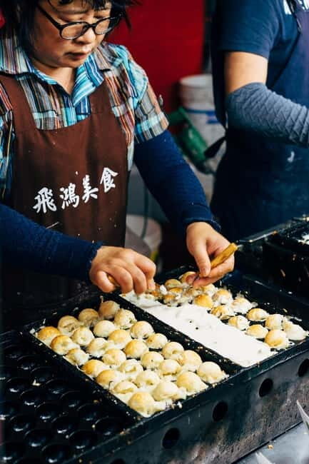Osaka: Food Tour Kuromon Market & Dotonbori with Guide - Key Points
