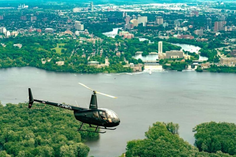 Ottawa: Panoramic helicopter flight (Gatineau Park + downtown) - Key Points