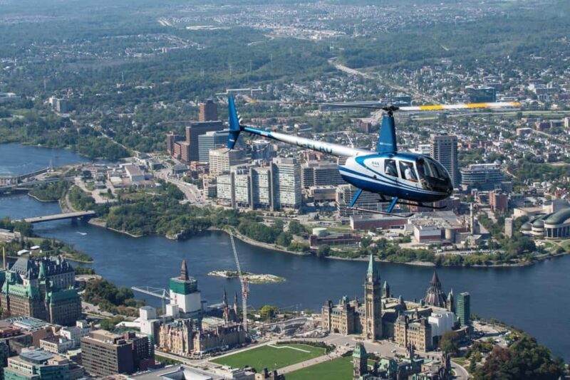 Ottawa: Panoramic helicopter flight (Gatineau Park + downtown) - The natural beauty: Gatineau Park from above