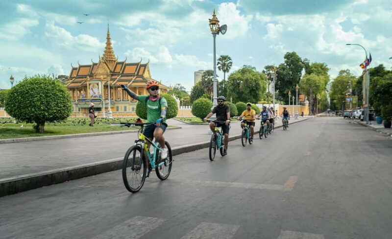 Phnom Penh: Bike & Boat Guided Tour included Snacks & Beers - Who Should Consider This Tour?