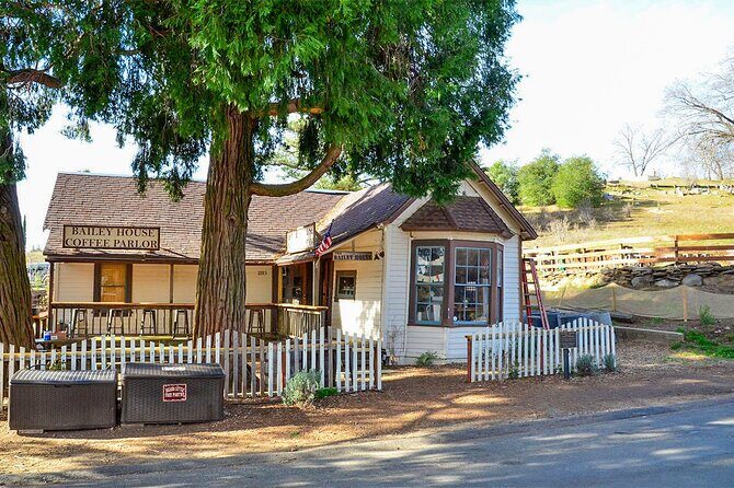 Pies & Pickaxes: A Historic Walking Tour of Julian, CA - Julian Jail and Schoolhouse